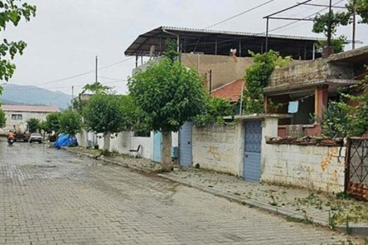 İzmir'de komşu cinayeti! Sokakta karşılaştı, &ouml;ld&uuml;r&uuml;ld&uuml;