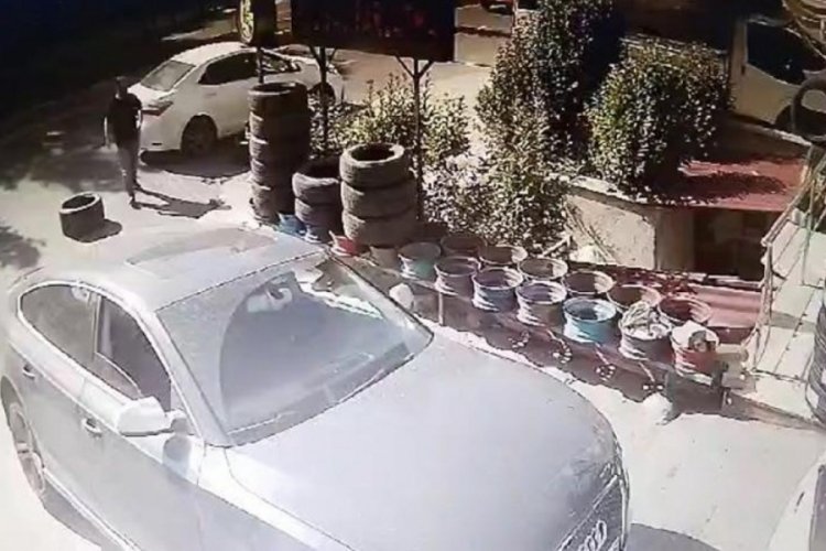 İstanbul'da hırsızlık! 4 otomobil lastiğini b&ouml;yle &ccedil;aldılar