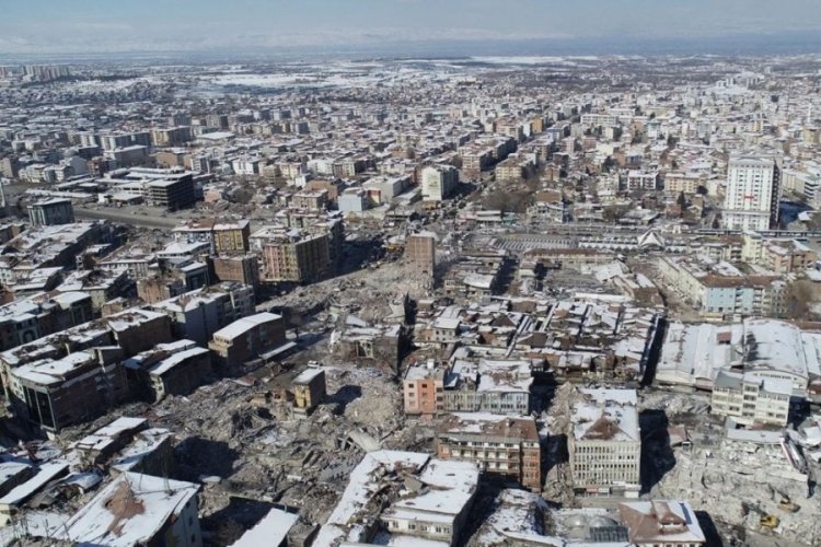 Malatya'da 31 kişinin hayatını kaybettiği sitede 'k&ouml;t&uuml; malzeme" kullanıldığı belirtildi!