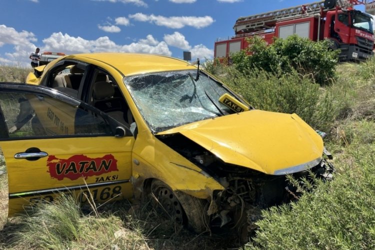 Sivas'ta yol kenarında aracını tamir eden kişiye başka bir ara&ccedil; &ccedil;arptı