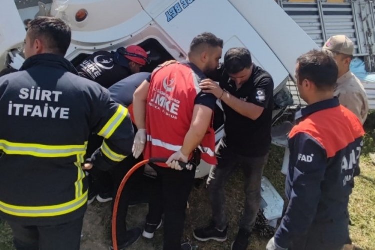 Siirt'te tır şarampole yuvarlandı: Can kaybı var