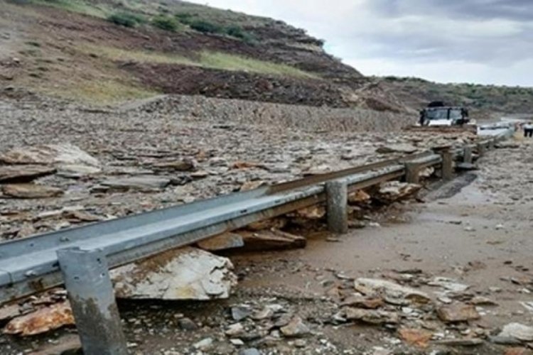 Siirt'te iki il&ccedil;eyi birbirine bağlayan yol ulaşıma kapandı