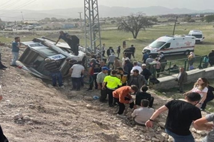 K&uuml;tahya'da feci kaza! Yolcu minib&uuml;s&uuml; devrildi