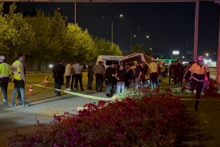 Gaziantep'te kontrolden çıkan minibüs, orta refüje çarptıktan sonra savruldu