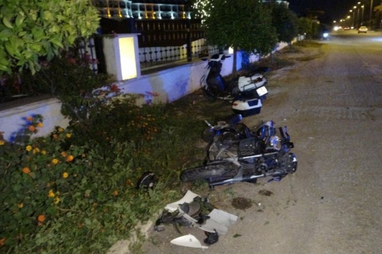 Antalya'da motosikletlerdeki 3 kişi karşıdan gelen otomobilin altına girmekten son anda kurtuldu