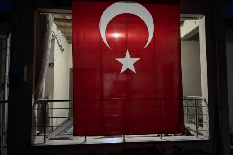 Şehit olan Piyade Er Vedat Zorba'nın baba evine Türk bayrağı asıldı