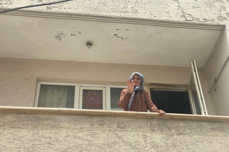 Bursa'da yaşayan Zeliha Nine 20 gündür balkonda evladını bekliyor