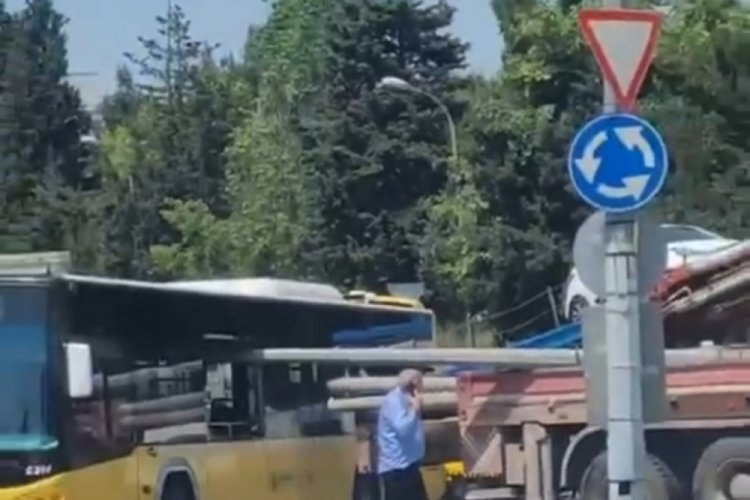 İstanbul'da otob&uuml;s&uuml;n camından direk girdi!