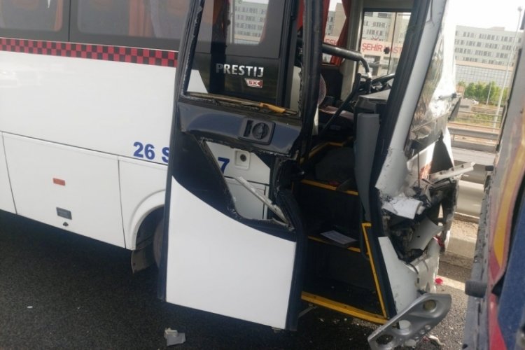 Eskişehir'de iş&ccedil;i servisi tıra &ccedil;arptı: Yaralılar var