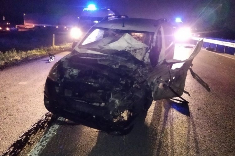 Eskişehir'de ticari ara&ccedil; vince &ccedil;arptı: 1'i ağır 3 yaralı