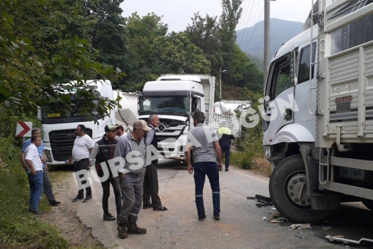 Bursa'da dar yoldan ge&ccedil;emeyen kamyonlar kafa kafaya &ccedil;arpıştı!