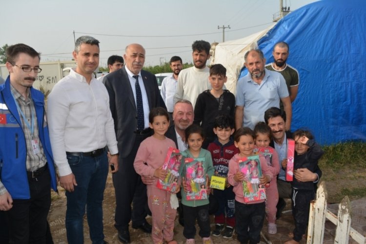 Karacabey'de il&ccedil;e idarecileri mevsimlik tarım iş&ccedil;ilerini ziyaret etti