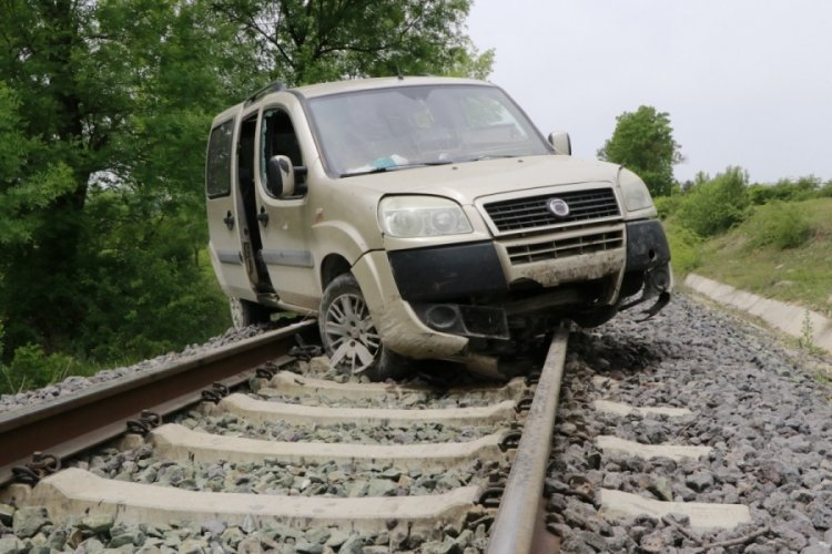 Samsun'da sürücü direksiyon hakimiyetini kaybetti araç tren raylarına uçtu