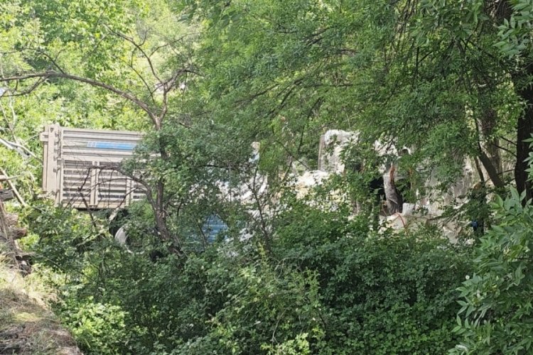 Erzurum'da freni boşalan un y&uuml;kl&uuml; kamyon nehre u&ccedil;tu