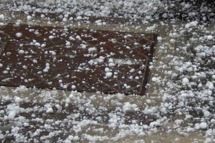 Kars'ta ceviz b&uuml;y&uuml;kl&uuml;ğ&uuml;nde dolu yağdı!