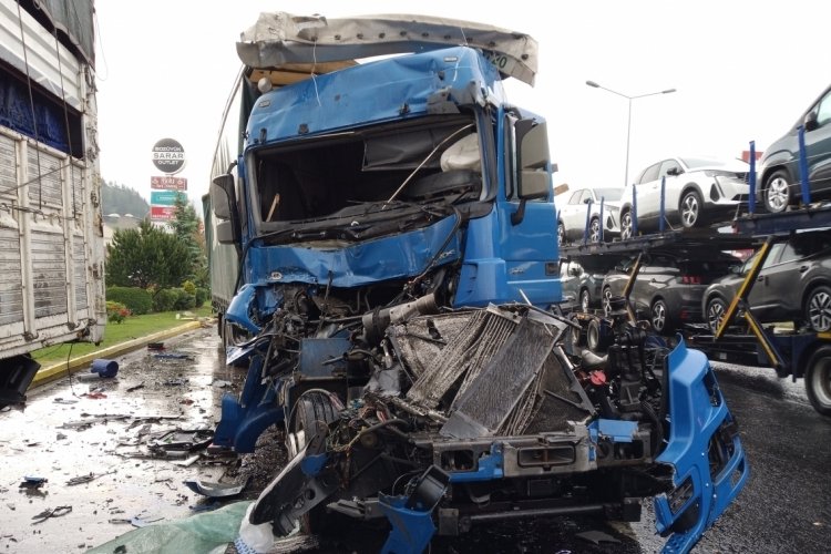 Bilecik'te yabancı uyruklu kadının kullandığı tır, kamyona &ccedil;arptı
