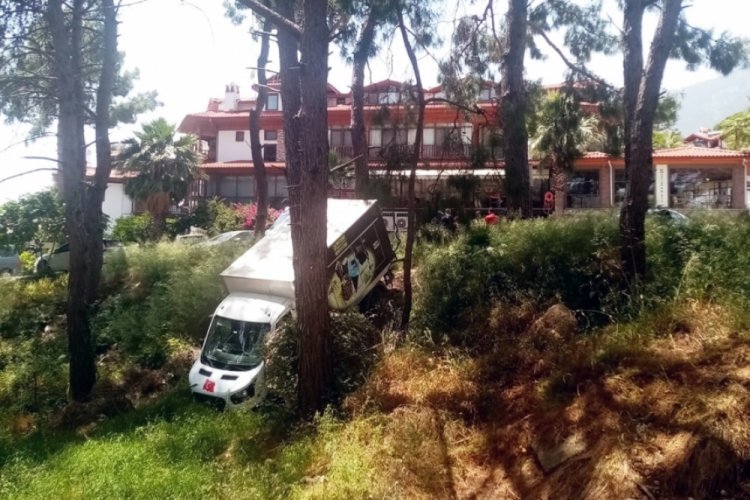 Muğla'da y&uuml;k indirmek i&ccedil;in duran kamyonet ormanlık alana kaydı