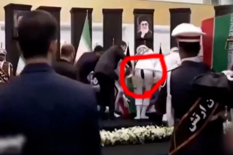 Reisi'nin cenaze t&ouml;reninde askerin zor anları!