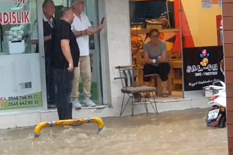 Balıkesir'de esnaf seli kahve i&ccedil;erek seyretti