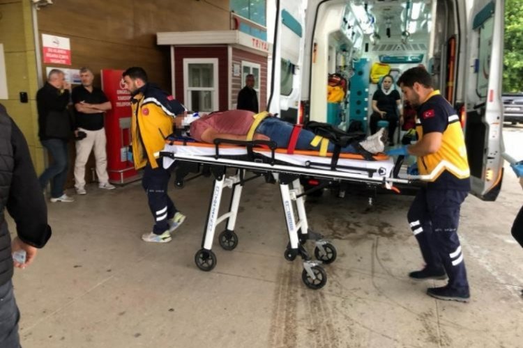 Bursa'da otomobil ile çarpışan tırın devrildiği kazada 3 kişi yaralandı