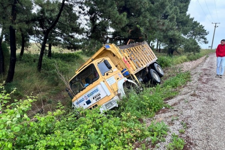 Bursa'da toprak yüklü belediye kamyonu devrildi