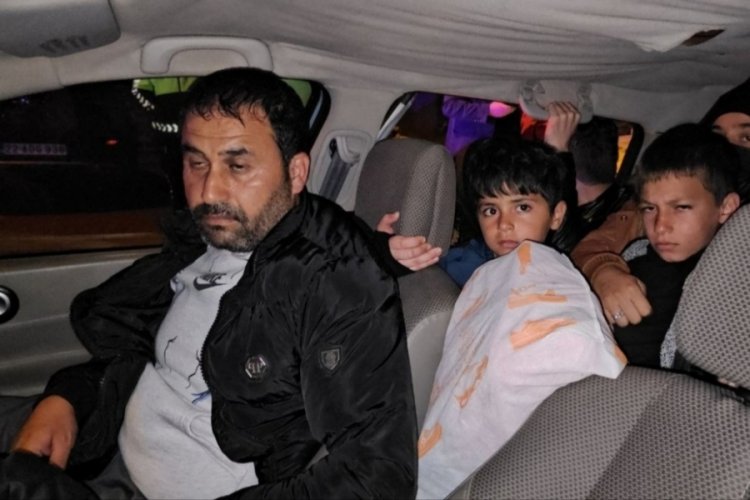 Edirne'de ''dur'' ihtarına uymayan otomobilden 17 kişi &ccedil;ıktı