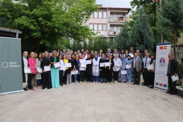 K&uuml;tahya'da Olgunlaşma Enstit&uuml;s&uuml; personeline teşekk&uuml;r belgesi