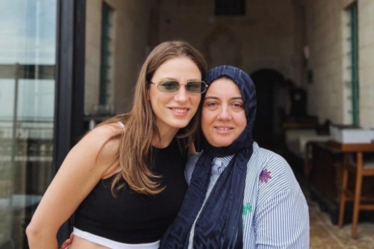 Serenay Sarıkaya'dan ayna pozu: D&uuml;nyayı g&uuml;zellik kurtaracak diyorlar