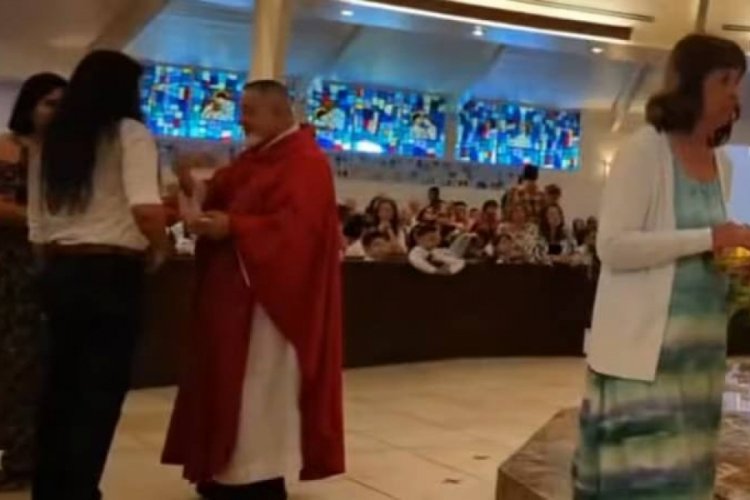 Papaz, ayin sırasında trans kadını ısırdı