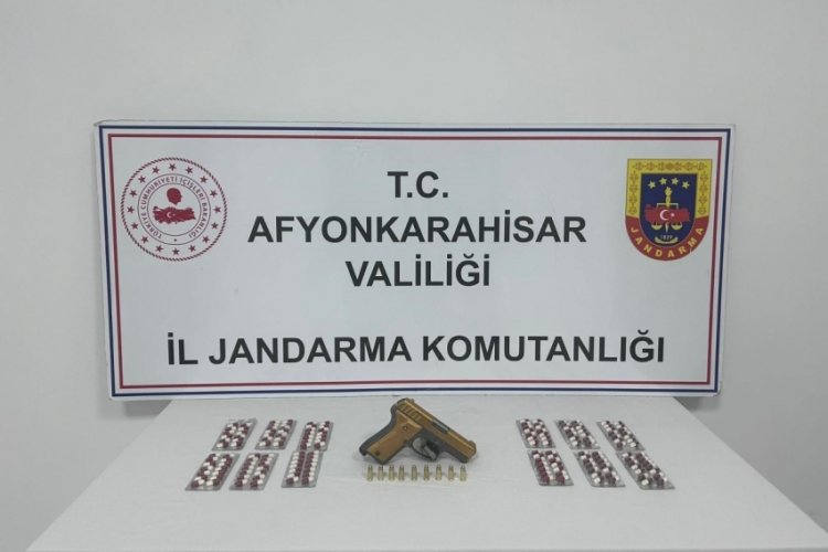 Muğla'da uyuşturucu hapları satamadan jandarmaya yakalandılar