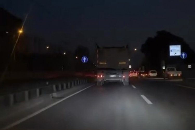 Bursa'da tır makas attı, otomobillere yol vermedi