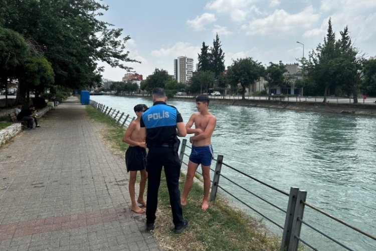 Adana'da sulama kanalına giren gen&ccedil;leri polis uyardı