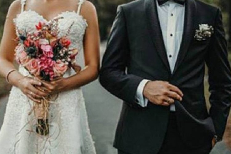 Hindistan'da gelin ve damat &ouml;p&uuml;c&uuml;ğ&uuml; kavgaya yol a&ccedil;tı