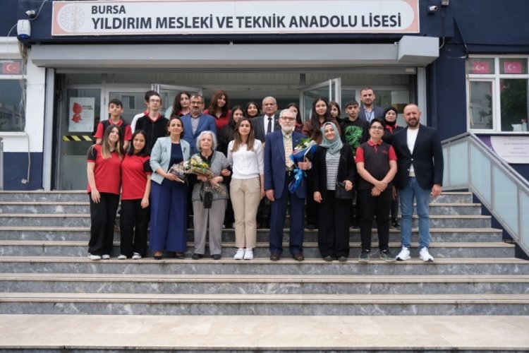 Bursa'da huzurevindeki emekli öğretmenlerden anlamlı ziyaret