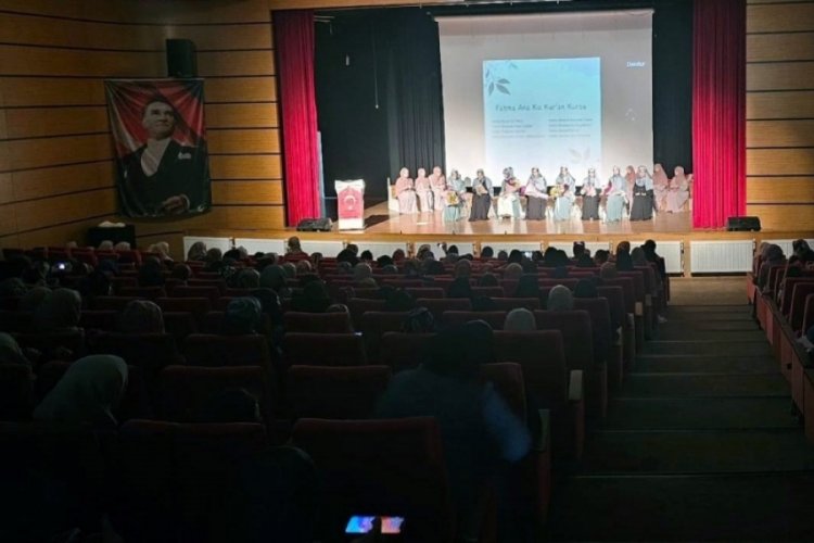 Mudanya'da kız hafızlar ta&ccedil;larını giydi