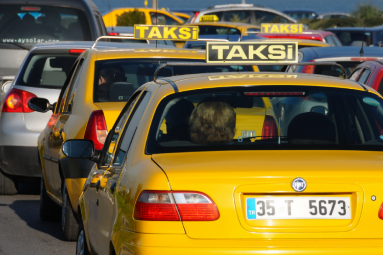 İzmir'de taksi &uuml;cretlerine zam geliyor!