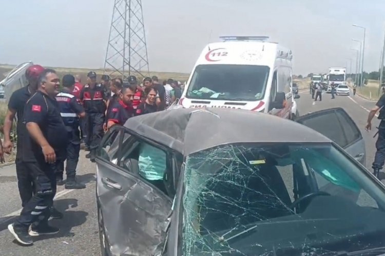 Diyarbakır'da iki ara&ccedil; &ccedil;arpıştı: 1'i ağır 4 yaralı