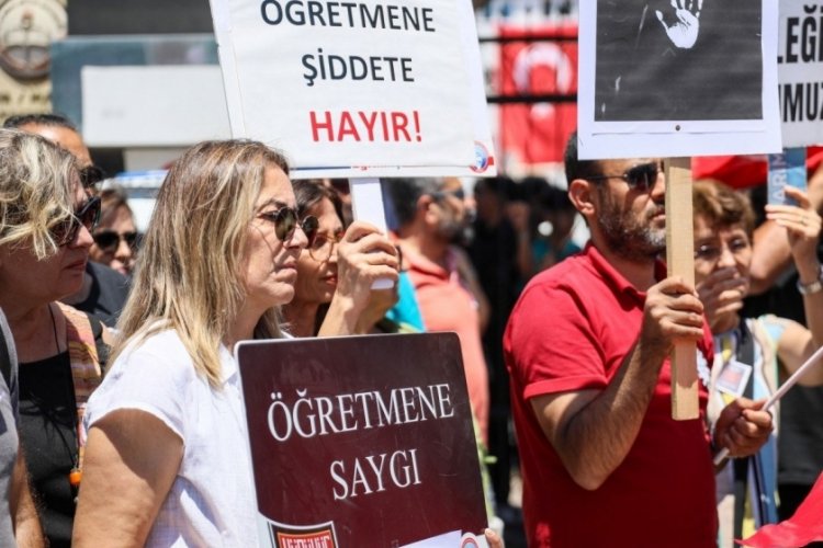 Kardeşinin velisi olarak okula gelen abla, m&uuml;d&uuml;r yardımcısını darp etti!