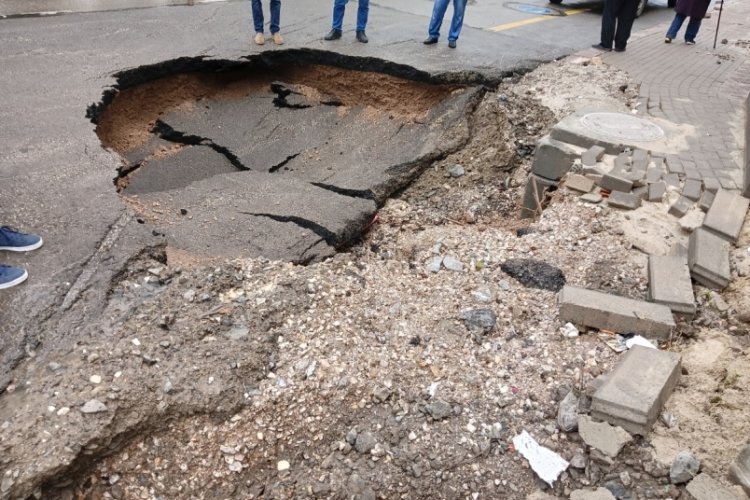 Ankara'da şiddetli yağışta bazı yollar &ccedil;&ouml;kt&uuml;