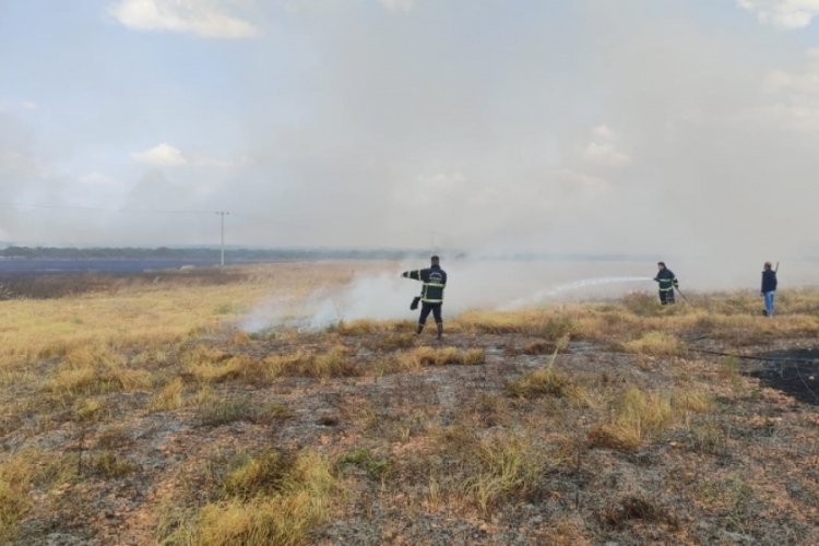 Bi&ccedil;erd&ouml;ver'den sı&ccedil;rayan kıvılcımlar kuru otları tutuşturdu
