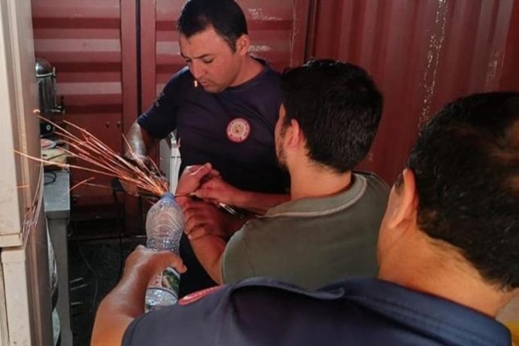 Hatay'da yolda bulduğu kelep&ccedil;eyi bileğine taktı! Yardımına itfaiye ekipleri koştu