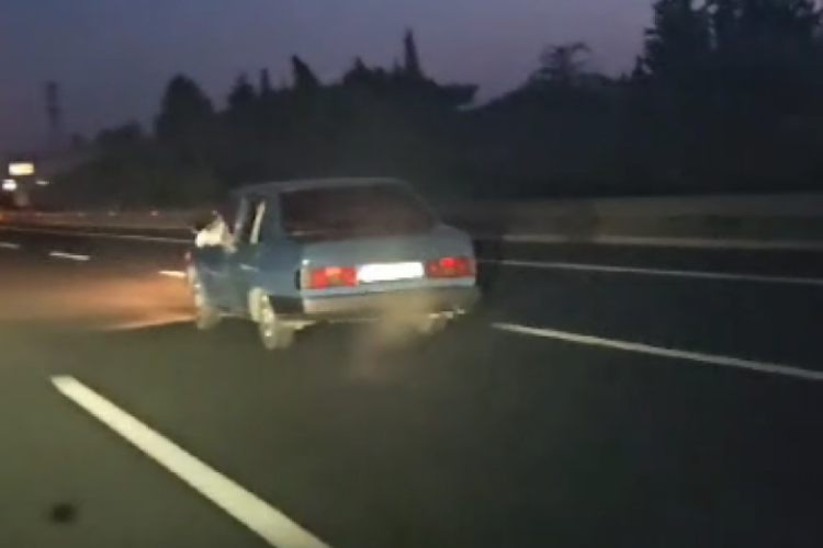 İstanbul-İzmir otoyolunda bir otomobil ışıkları yanmadan seyir etti