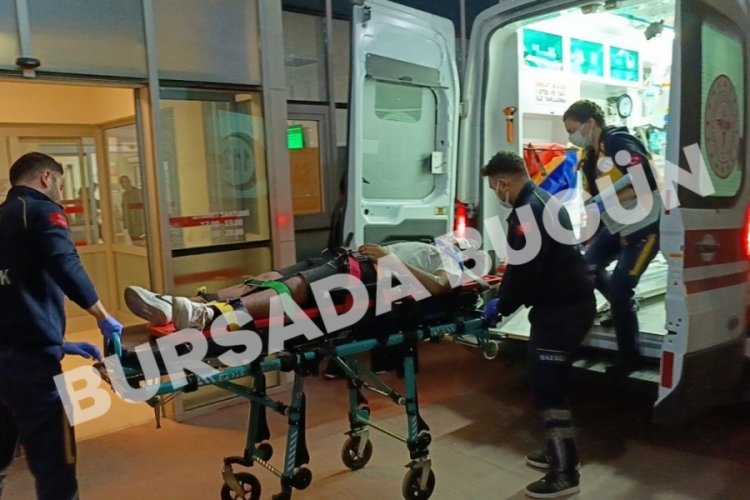 Bursa'da ana yola fırlayan genç adama otomobil çarptı!