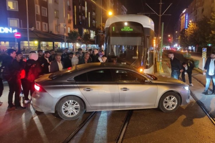 Eskişehir'de seyir halindeki tramvay d&ouml;n&uuml;ş yapan otomobile &ccedil;arptı