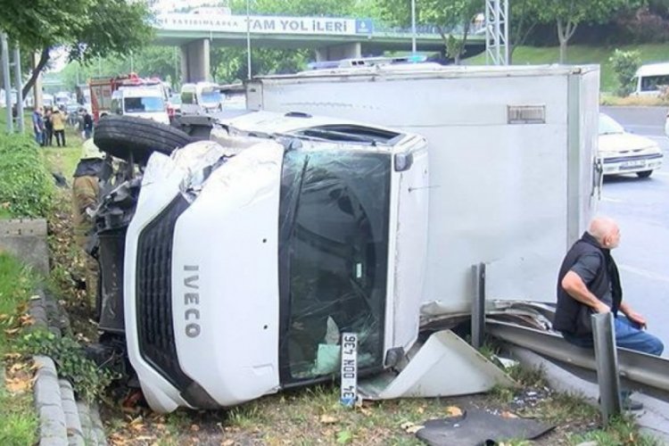 İstanbul'da kamyonet ile iş&ccedil;i servisi &ccedil;arpıştı!
