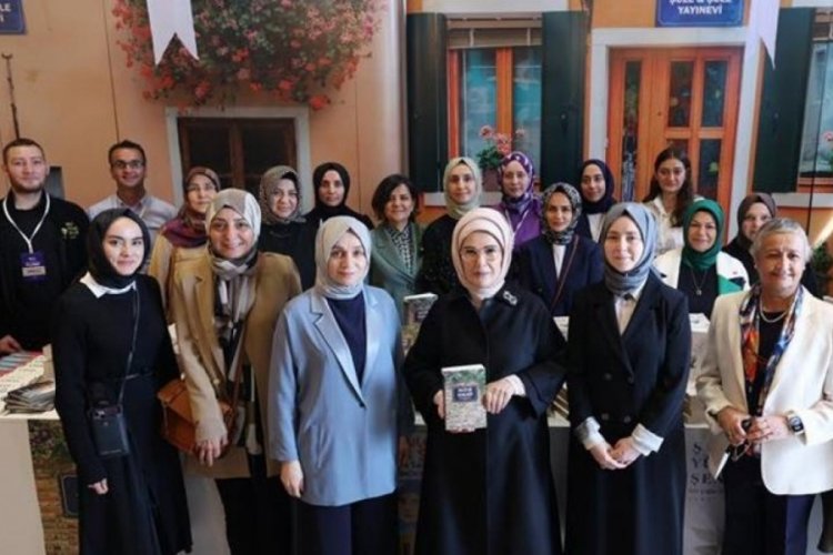 Emine Erdoğan, kitapseverlere &ccedil;ağrıda bulundu