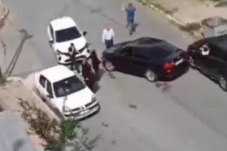 İstanbul'da kendisine &ccedil;arpıp ka&ccedil;an s&uuml;r&uuml;c&uuml;y&uuml; kovaladı