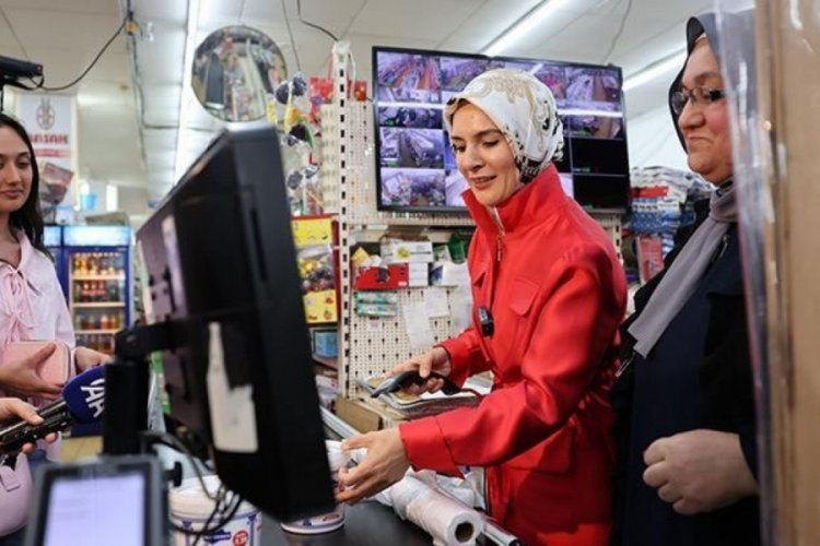 Bakan G&ouml;ktaş yıllar &ouml;nce &ccedil;alıştığı markette kasaya ge&ccedil;ti