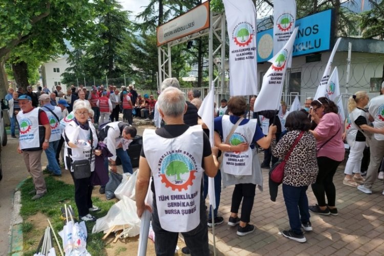 Bursa'da 2017 T&uuml;m Emeklilerin Sendikası miting &ouml;ncesi toplandı