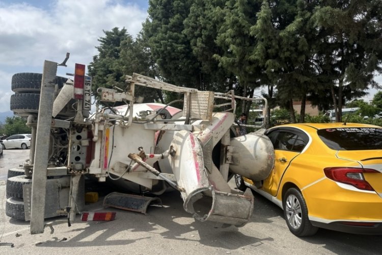 Bursa'da taksi şoförü devrilen kamyonun altında kalmaktan son anda kurtuldu